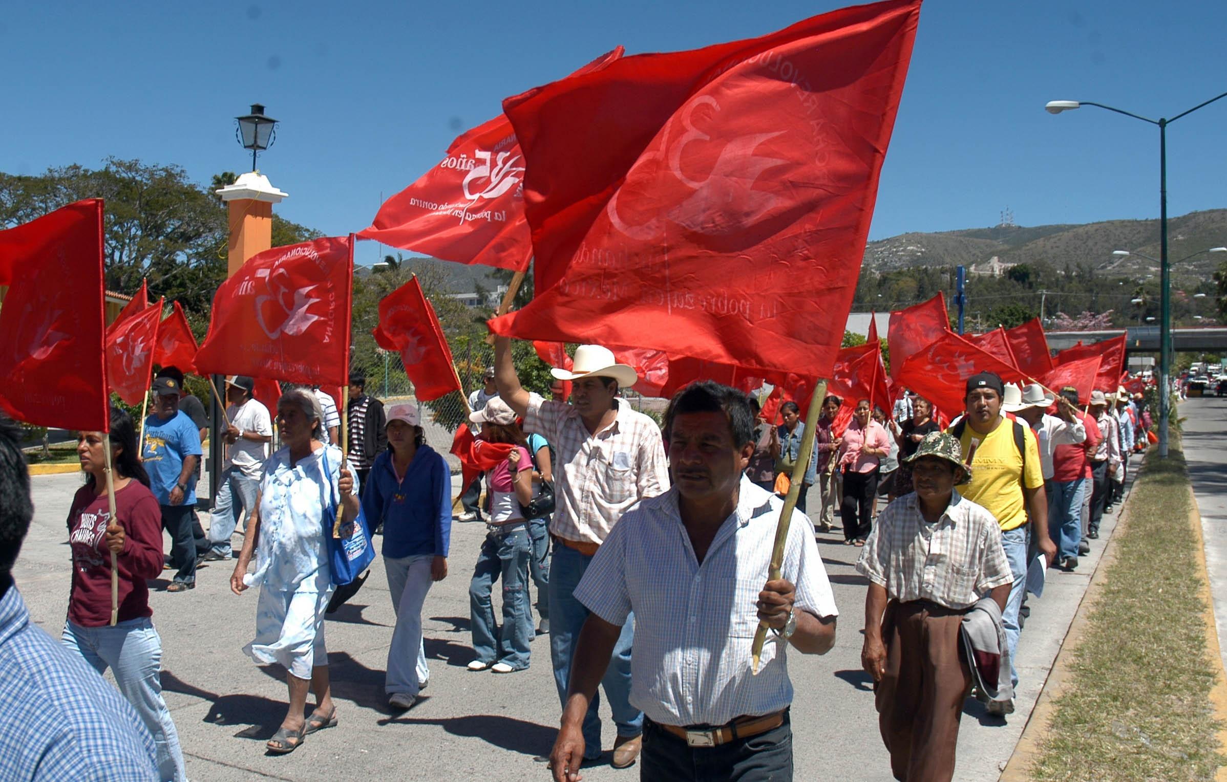 Avanzan manifestantes a Segob