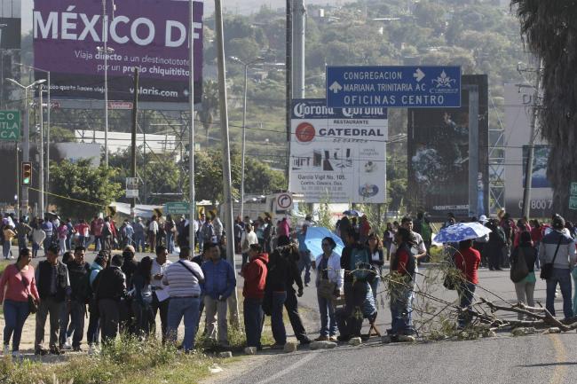 Maestros de Sección 22 se enfrentan con transportistas en Oaxaca