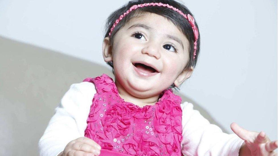 Cómo la carrera contrarreloj para curar a Zainab Mughal, una niña de 2 años, desató una búsqueda global de uno de los tipos de sangre más raros del mundo