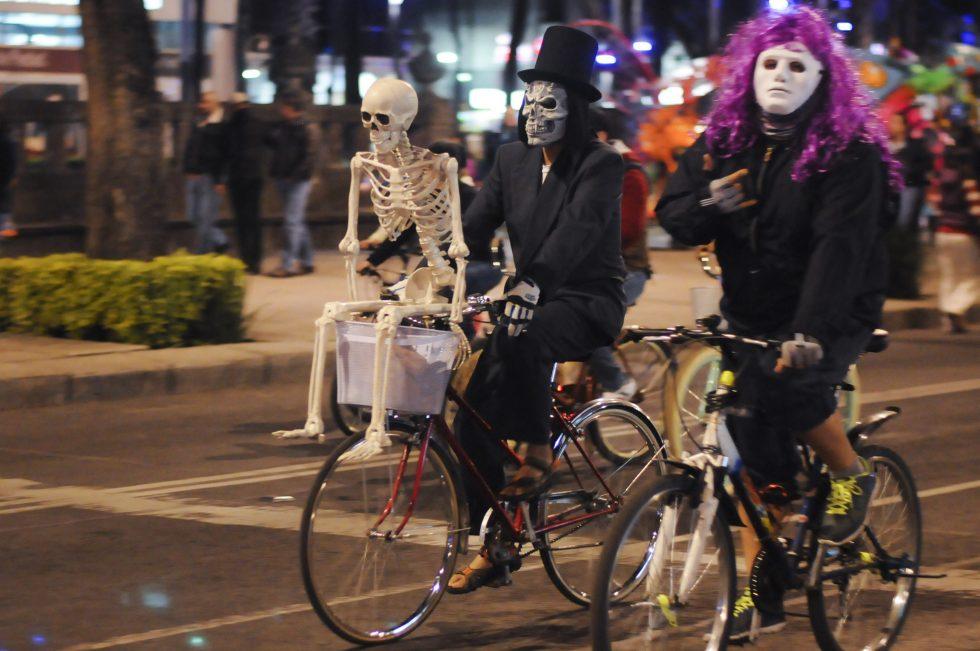 Comida con difuntos, jazz, teatro y rodada: actividades para este puente de Día de Muertos