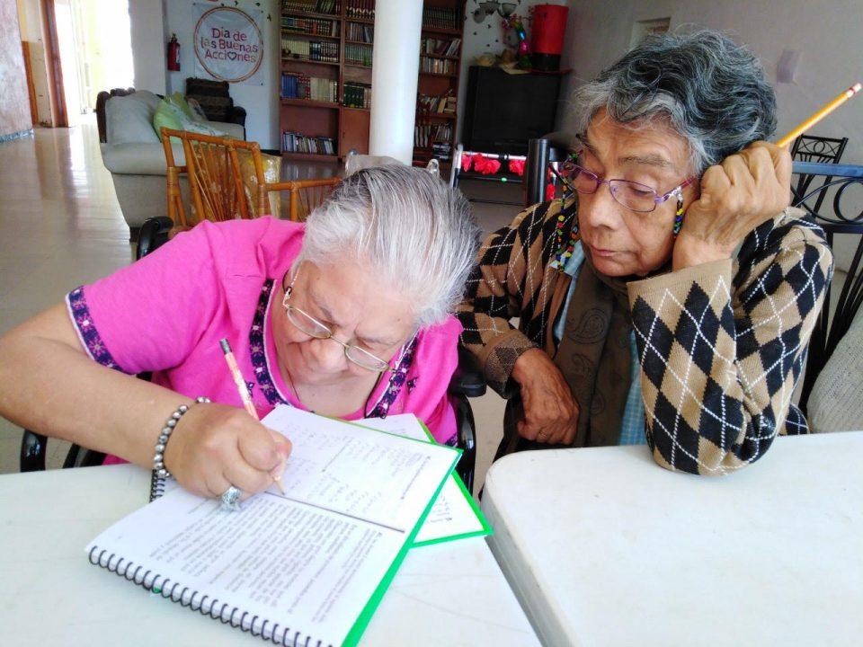 ‘Nadie entra y si sale ya no regresa’, así viven adultos mayores aislados en asilos por COVID-19