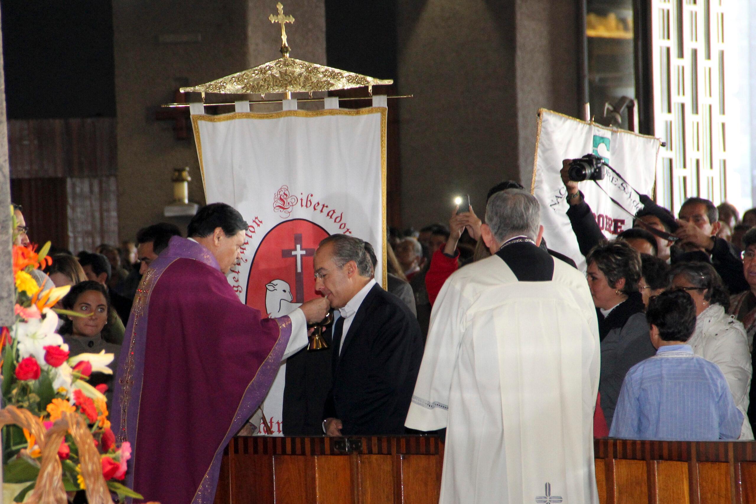 Ora Calderón en la Basílica por la “paz y la reconciliación en México”