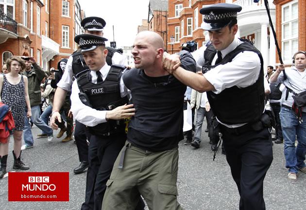 ¿Tiene Reino Unido el derecho a entrar en la embajada de Ecuador por Assange?