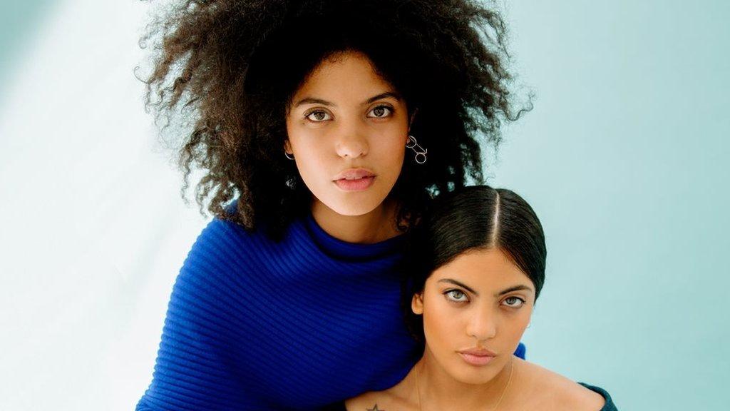 Quiénes son Ibeyi, las mellizas cubanas elogiadas por Beyoncé que cantan en yoruba