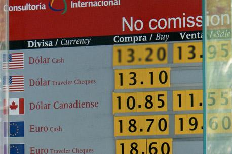 Dólar sigue a la baja, se vende en 11.90 en el aeropuerto