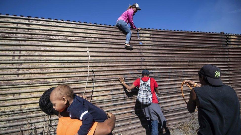 Caravana de migrantes: México confirma que deportó a casi 100 centroamericanos que intentaron entrar a EE.UU. por Tijuana