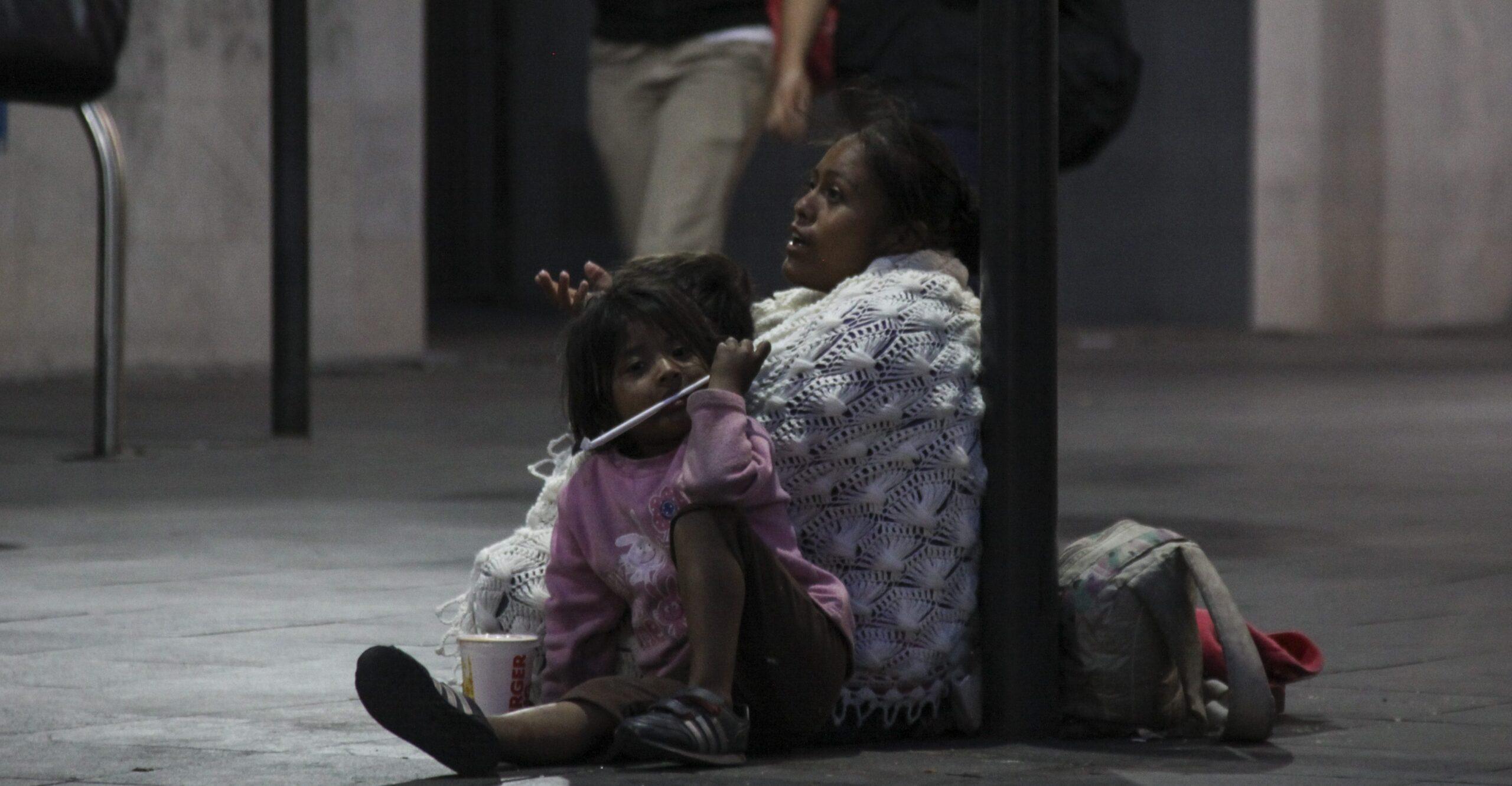 Mujeres que viven en la calle mueren jóvenes por falta de servicios de salud