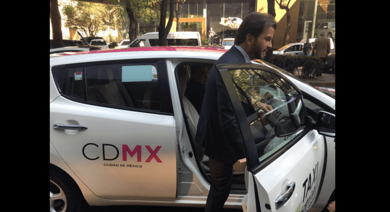 La contingencia baja a los políticos de sus carros y los manda en transporte público