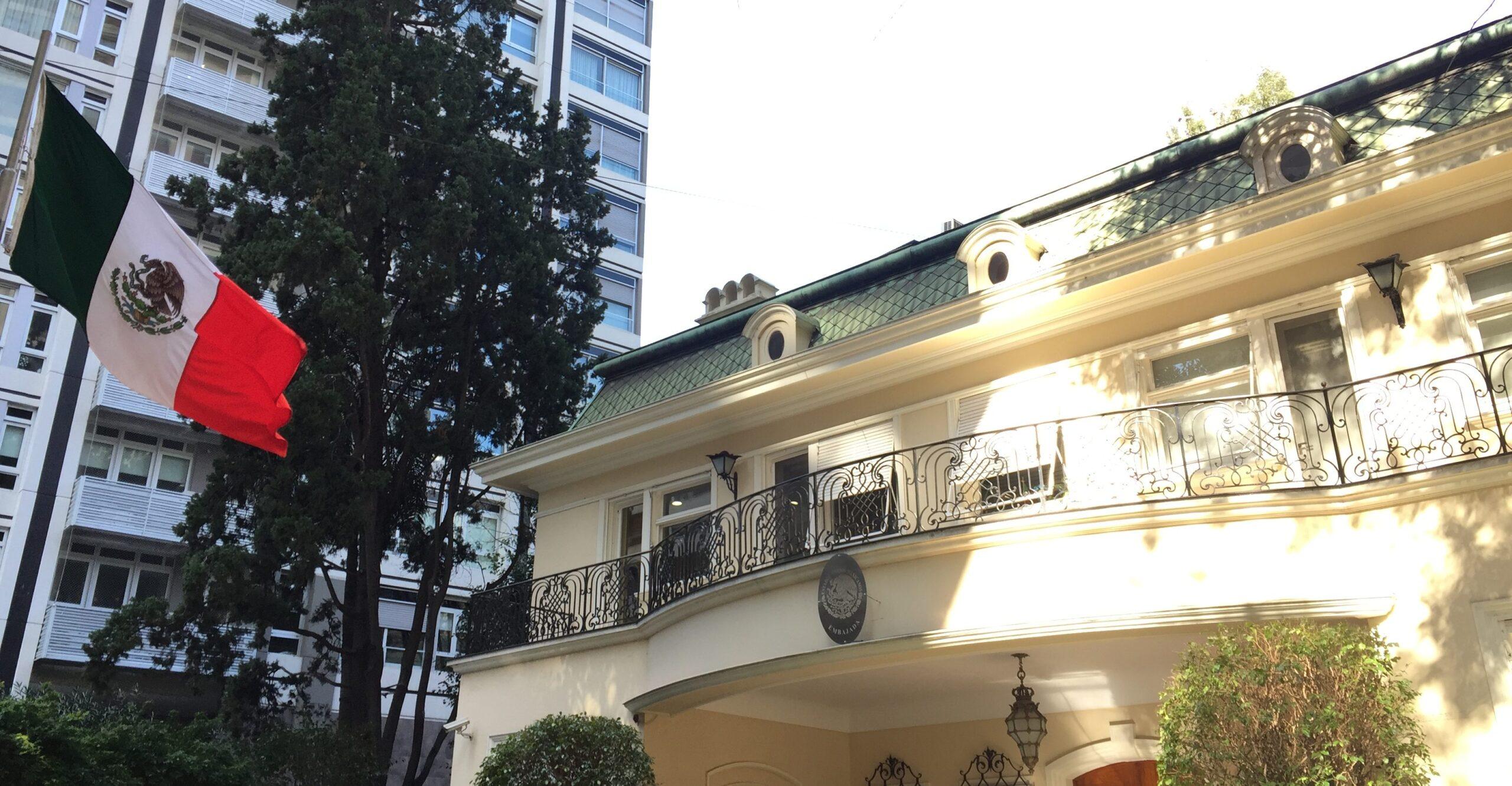 Trabajadores de la Embajada de México en Argentina protestan por los bajos salarios