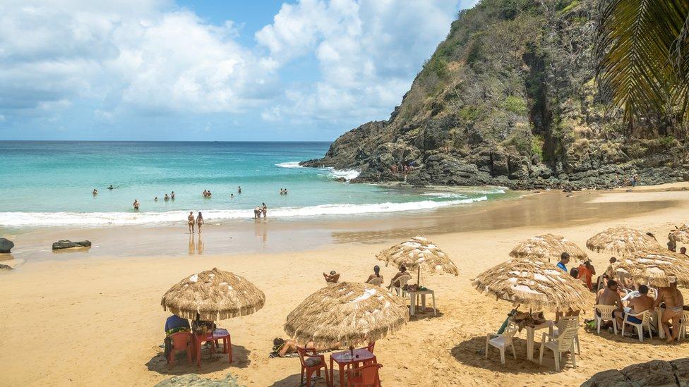 Fernando de Noronha, la isla de Brasil que prohíbe los alumbramientos y donde nació el primer bebé en 12 años