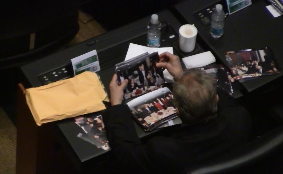 Senador Joel Ayala <i>elige</i> sus fotos en plena sesión (video)