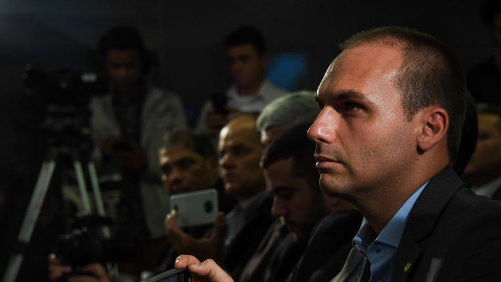 Elecciones en Brasil: quién es Eduardo Bolsonaro, el hijo del candidato presidencial de ultraderecha y diputado más votado de la historia del país