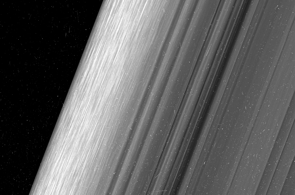 Las espectaculares nuevas imágenes de Saturno que muestran sus millones de minilunas