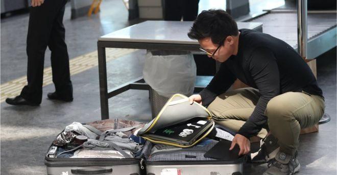 ¿De qué sirve que EU y Reino Unido prohíban llevar dispositivos electrónicos en la cabina?