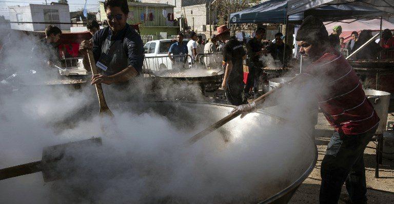 Navidad migrante: Chefs cocinan paella para más de 2 mil centroamericanos en Tijuana