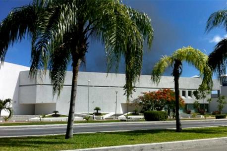 Reportan incendio en bodegas aledañas al casino Playboy en Cancún