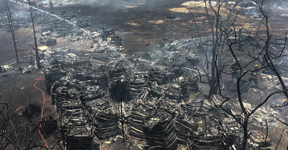 Se registra incendio de llantas y madera en lote baldío de Santa Fe