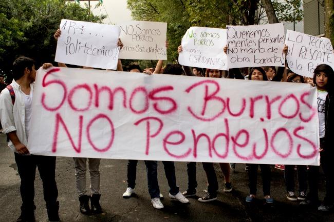 Alumnos del <i>Poli</i> discuten pliego petitorio