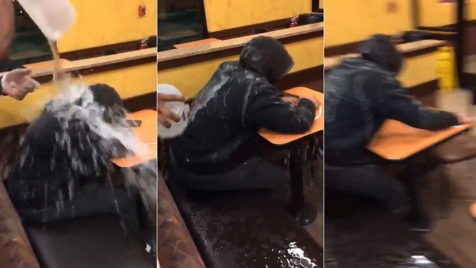 Dunkin’ Donuts despide al empleado que lanzó agua sobre un joven sin hogar que descansaba en uno de sus locales