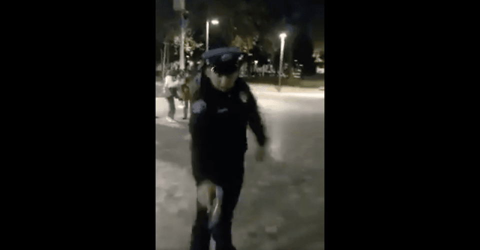 Policía de Cdmx apunta su arma contra un perro en la Alameda; ya lo investigan