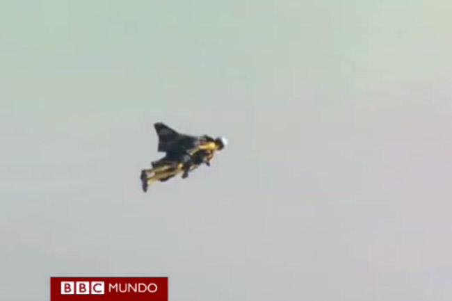 <i>Hombre pájaro</i> surca el cielo de Río de Janeiro