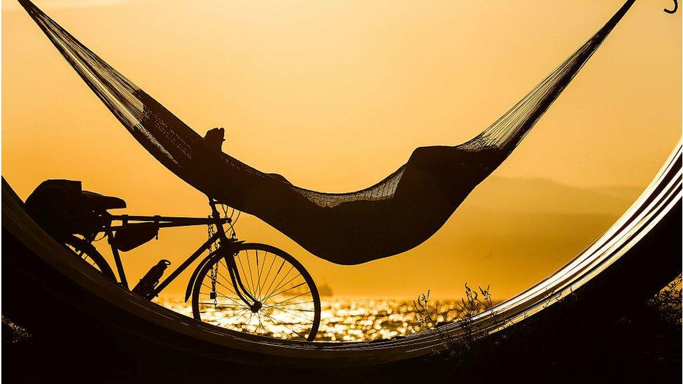 Por qué hay empresas que ofrecen vacaciones ilimitadas (y cuál es la trampa)