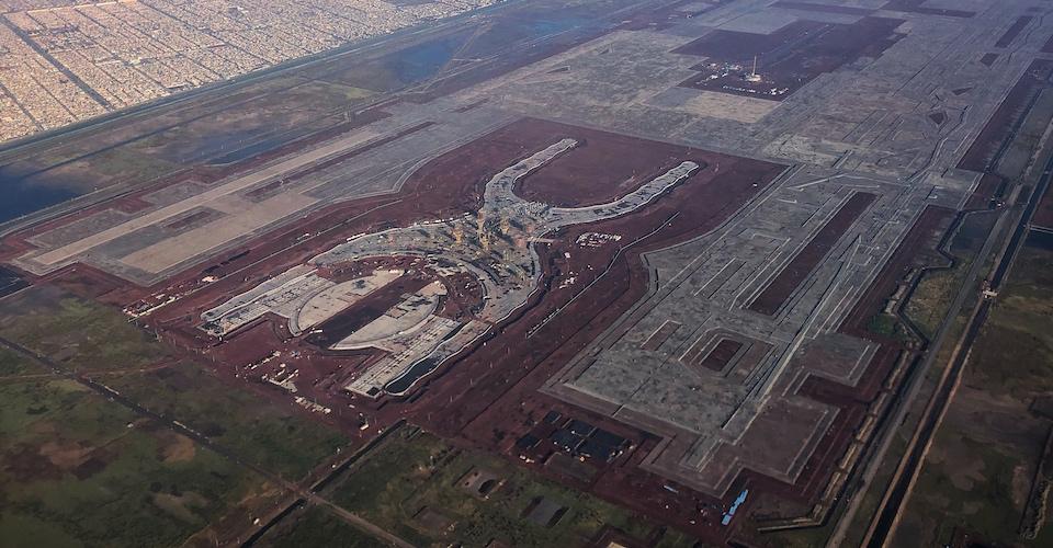 Gobierno descarta mejorar oferta por bonos del NAIM; buscará alternativas si no se venden, dice