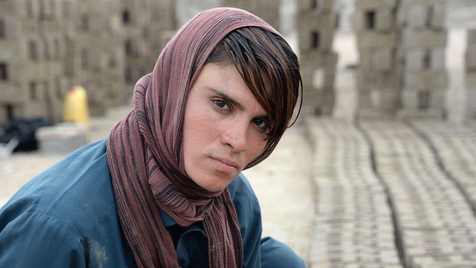 Afganistán: la chica que pasa su vida disfrazada como el hijo que sus padres siempre quisieron tener