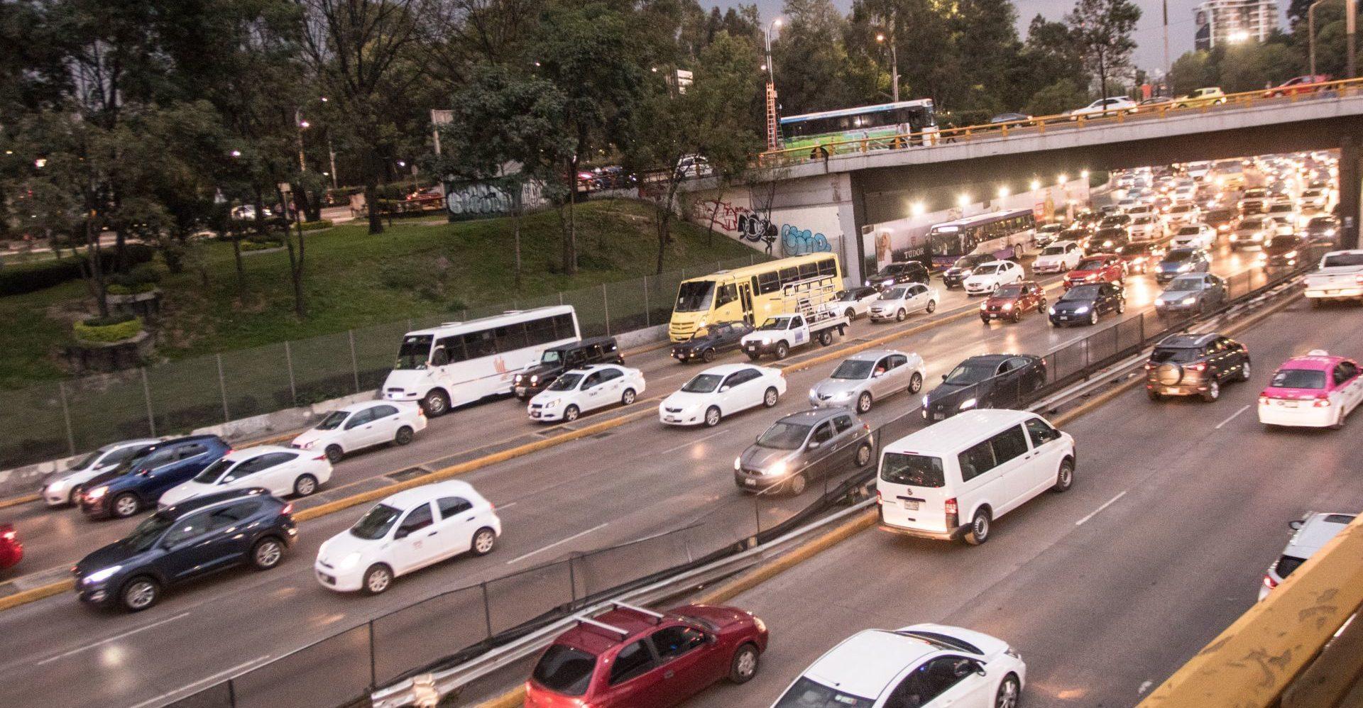 Habitantes de CDMX y Edomex pierden hasta 4 horas diarias en el tráfico (y no en su cama durmiendo)