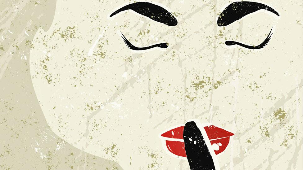 Por qué no le digo la verdad a mi novio sobre mi salario