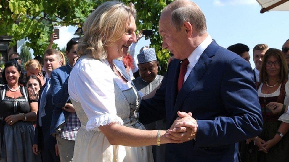 Por qué la asistencia de Putin a la boda de una ministra austríaca causa controversia