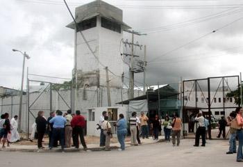 Reportan enfrentamiento entre bandas en penal de Cancún