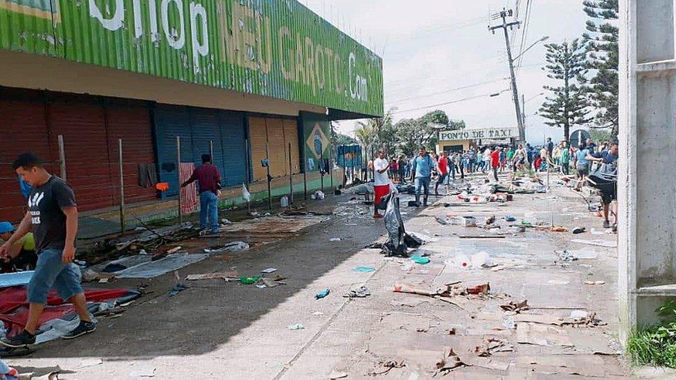 Brasileños en Pacaraima atacan campamentos de inmigrantes de Venezuela