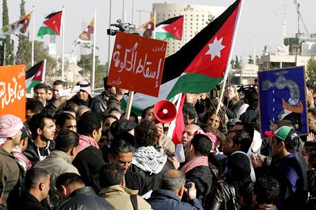 Disuelve rey de Jordania gobierno en medio de protestas