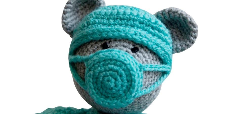 Estos peluches que hacen mujeres en prisión ayudarán a personal médico en la lucha contra COVID-19