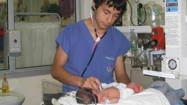 Un matrón que trabaja con “privilegios” por ser hombre: así vive el chileno Gonzalo Leiva una profesión dominada por mujeres