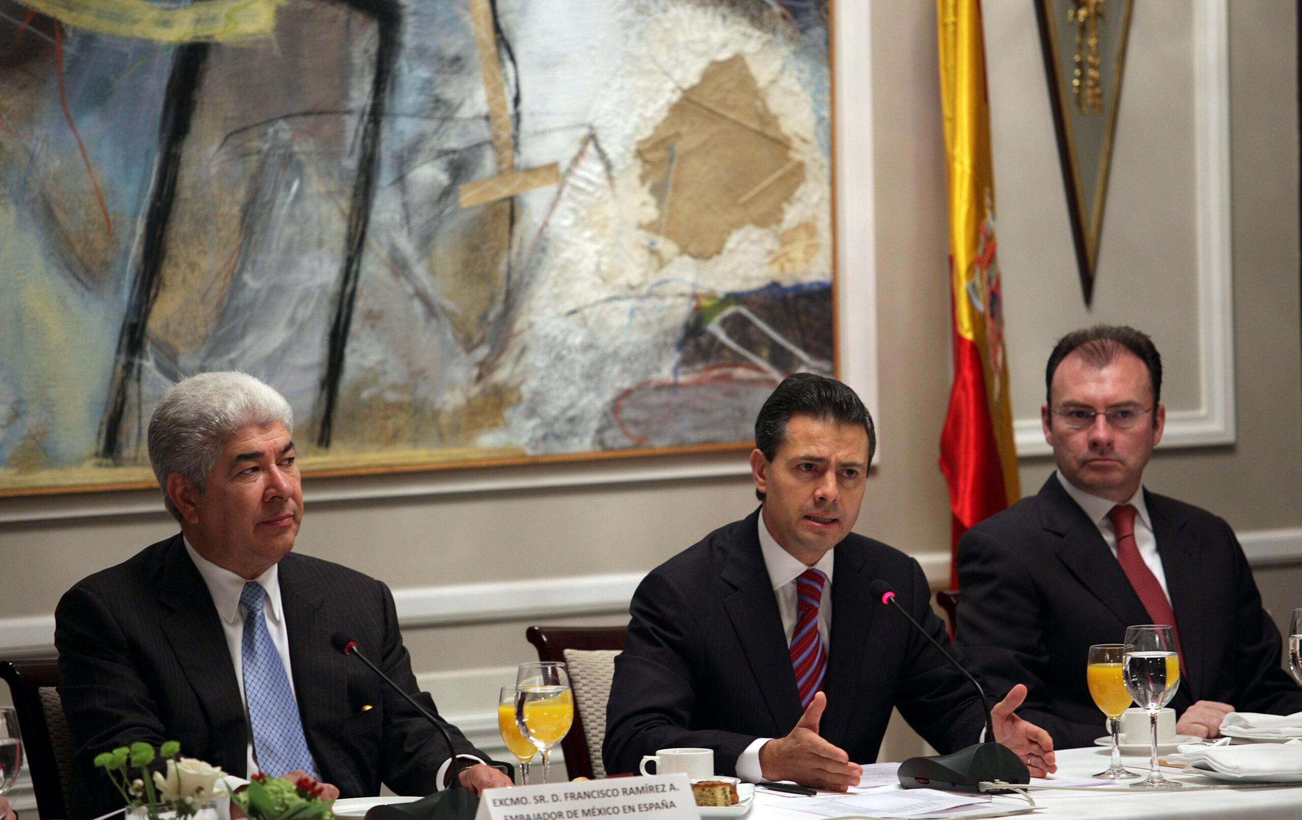 EPN dice en España que apoya la autonomía sindical