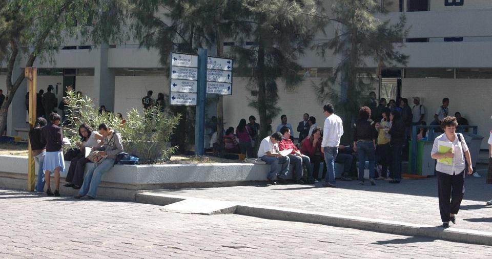 Profesor habla de llevar a migrantes a campos de concentración y quemarlos; FES lo sanciona