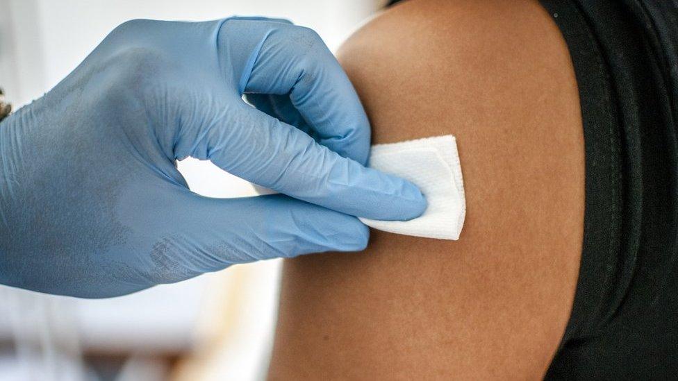 KitKatClub: la infección de meningitis en un club de sexo de Berlín que obligó a emitir una alerta sanitaria (y por qué esta enfermedad es tan peligrosa)