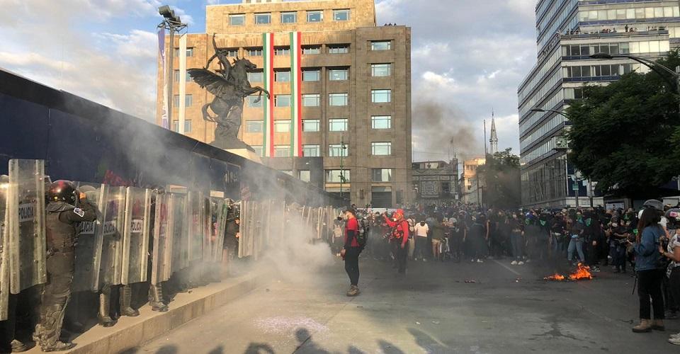Policías enfrentan y encapsulan a feministas en marcha #28S; hay 56 personas lesionadas