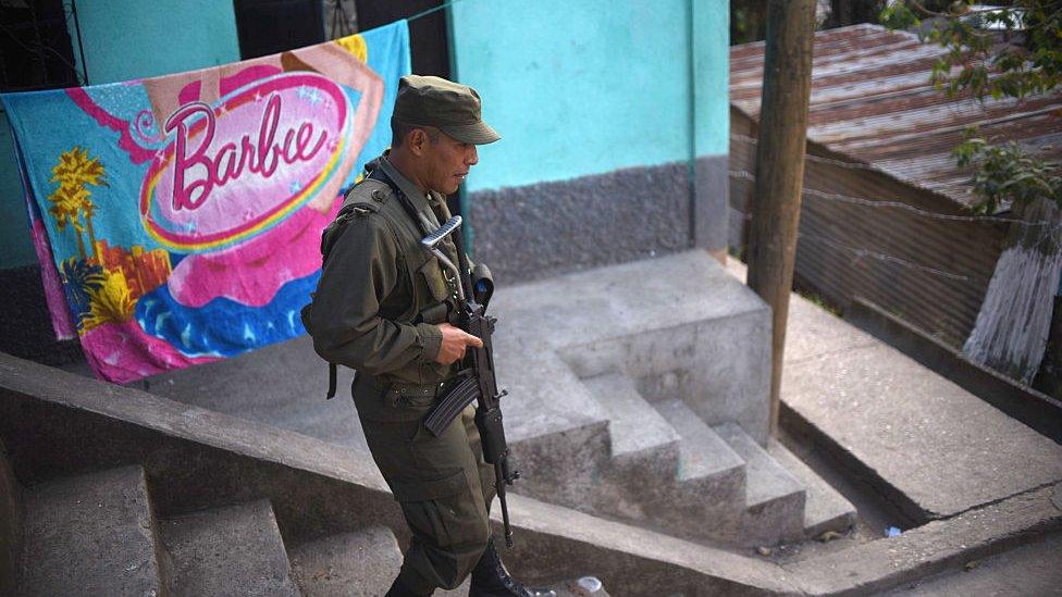El ejército de Guatemala dejó de patrullar en las calles de las ciudades después de 18 años