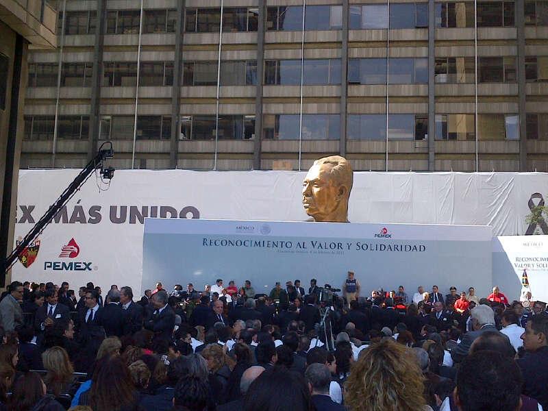 Honran a víctimas y rescatistas por explosión en Pemex