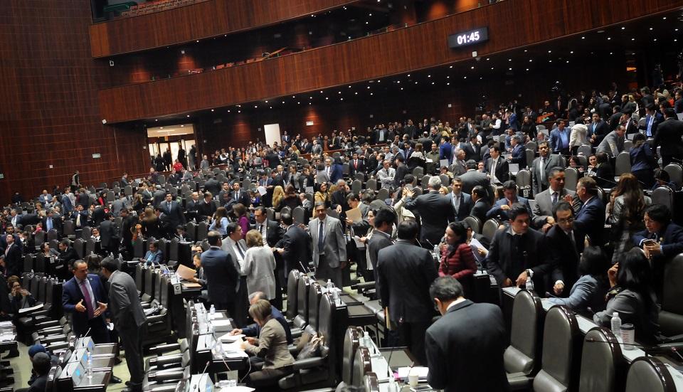 La imagen de diputados que protestan con carteles contra la disminución de su salario está editada