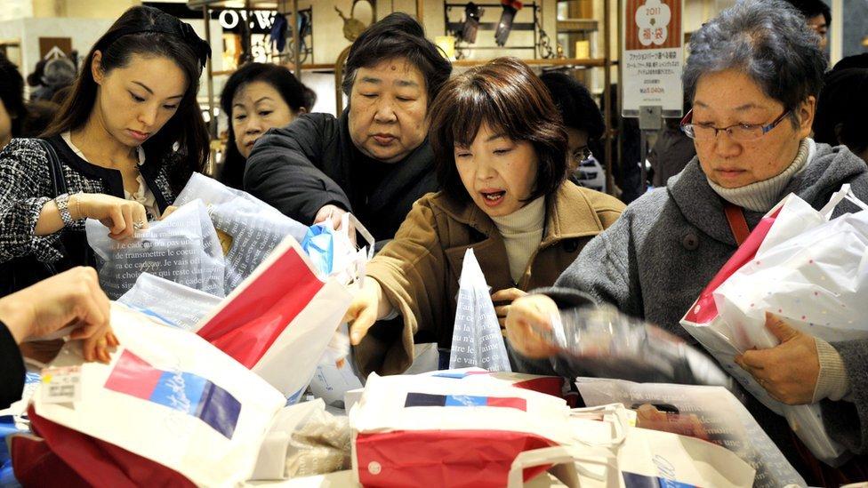 Qué son las fukubukuro y por qué enloquecen a los japoneses