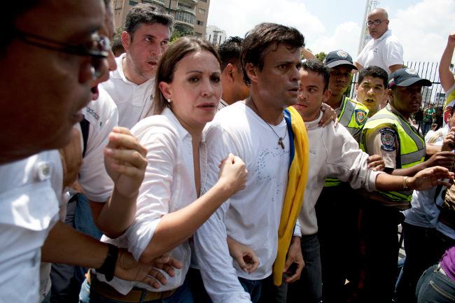 Se entrega líder opositor en Venezuela (videos e imágenes)