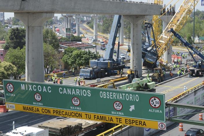 Caída de chapopote en Periférico daña a vehículos; constructora pagará desperfectos