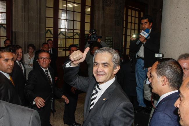 18 días después de su operación, Mancera reanuda actividad públicas