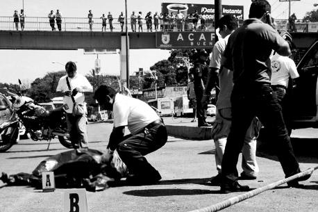 Asesinan a tres personas en Guerrero