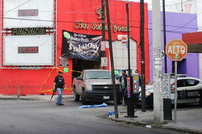 Cuelgan a dos hombres en un puente en NL