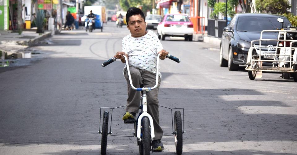 Un accidente en bicicleta casi lo deja paralítico; hoy pedalea 30 km todos los días